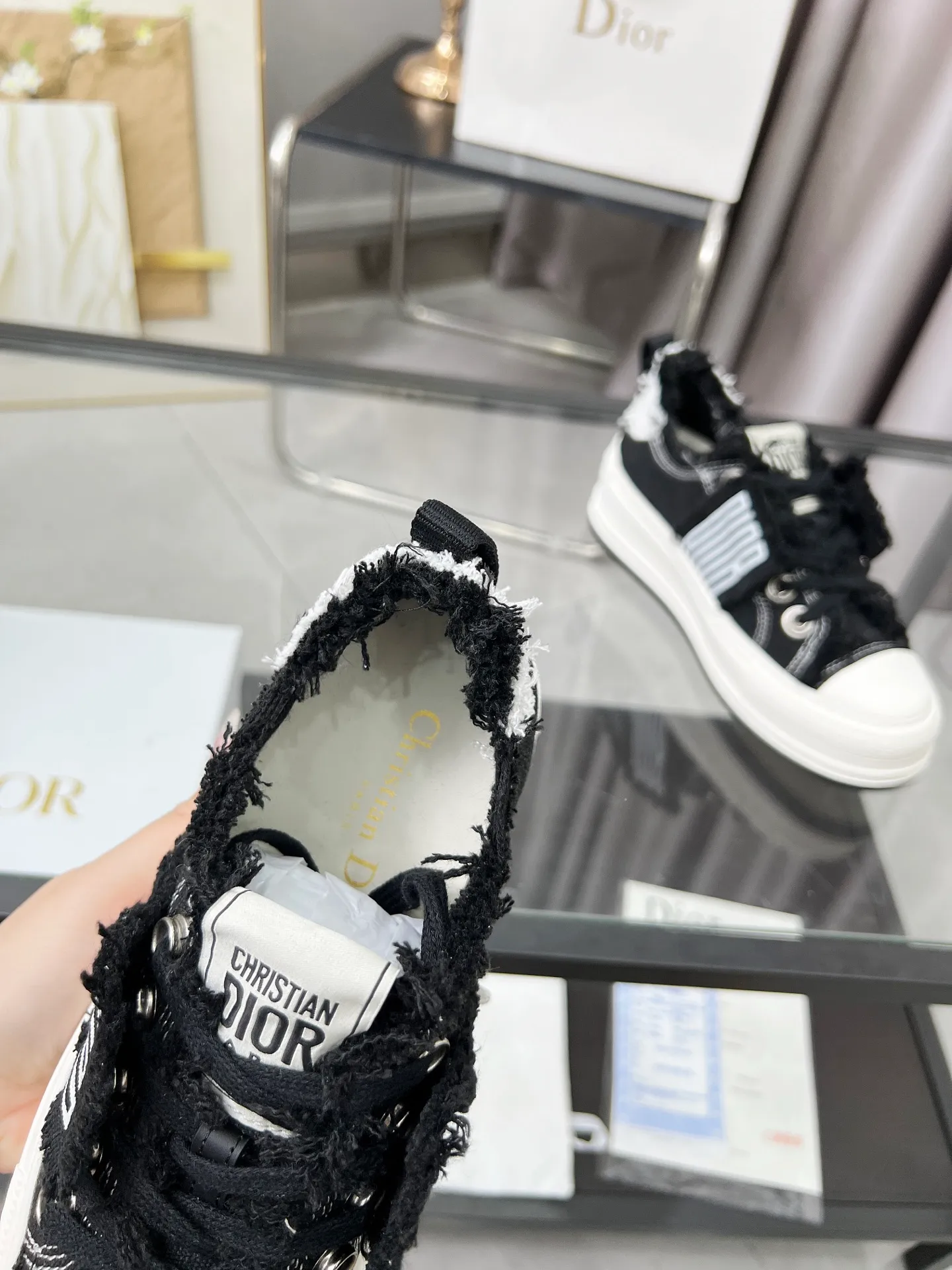 Men’s Men’s Shoes 💰480 Dior Dior 2025 Presbyopia Embroidery Thick-soled Canvas Shoes Casual Sneakers This Walk’n’Dior thick-soled sneaker is a fashionable item that enhances the style of the series. Oblique printed cotton embroidered upper with comfortable platform sole, tongue and Christian Dior Homme 💰aris signature laces. Can add fashionable temperament to any casual look Size: 35-45